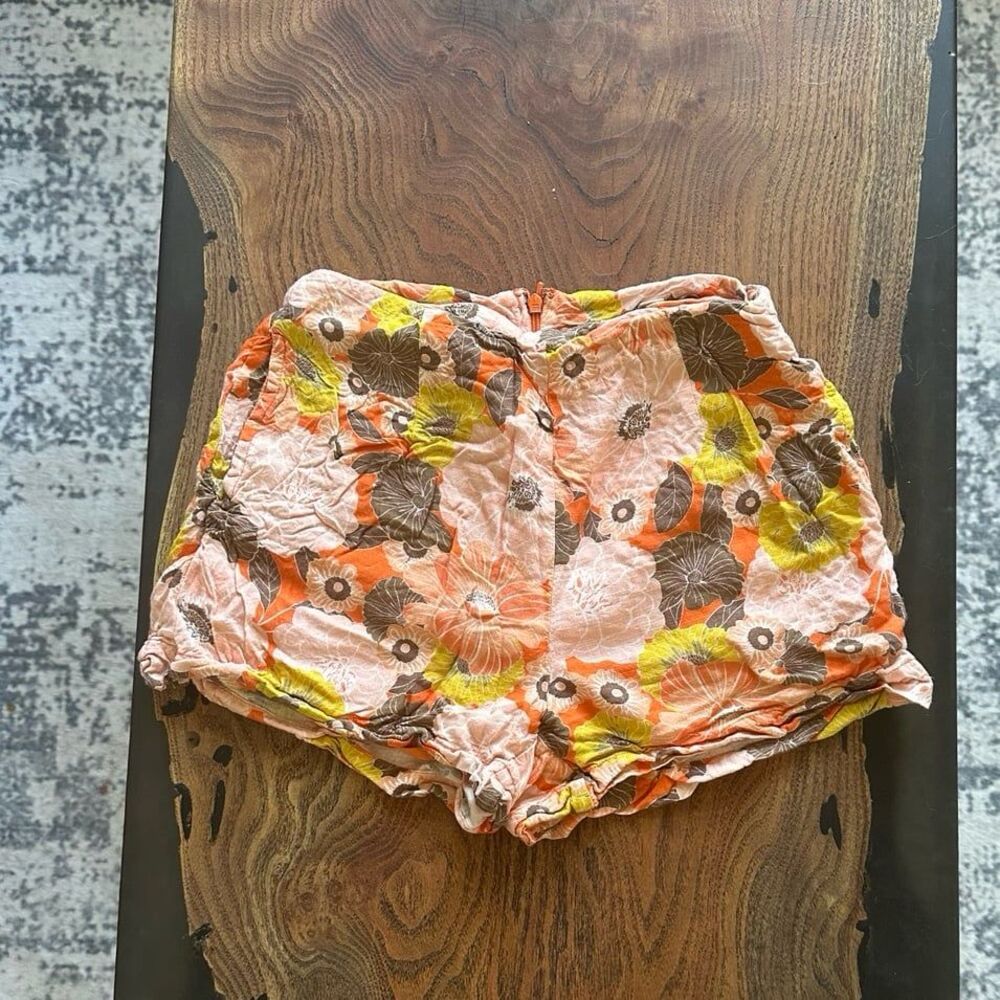 Versona High-waisted floral print shorts